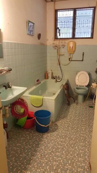 Shop / Office for Sale in Taman Hijau (Jelutong) - A Ee Ee - Bathroom - PropertyGuru.com.my