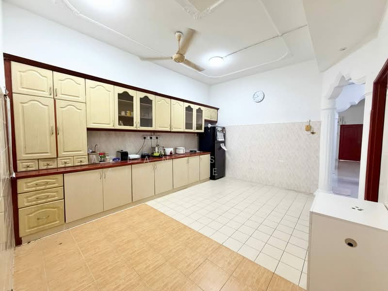 Rumah Teres 2 Tingkat untuk Dijual di Taman Pulai Utama (Skudai) - Azlan Ismail aiproperty - Kitchen - PropertyGuru.com.my