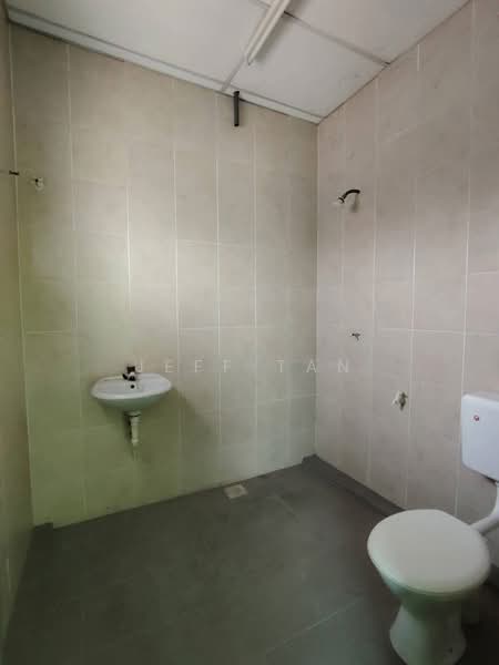 Kilang untuk Disewa di Kawasan Perindustrian Ringan Bercham (Ipoh) - Jeff Tan - Bathroom - PropertyGuru.com.my