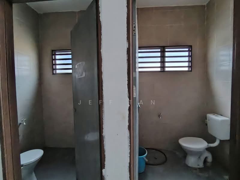 Kilang untuk Disewa di Kawasan Perindustrian Ringan Bercham (Ipoh) - Jeff Tan - Bathroom - PropertyGuru.com.my