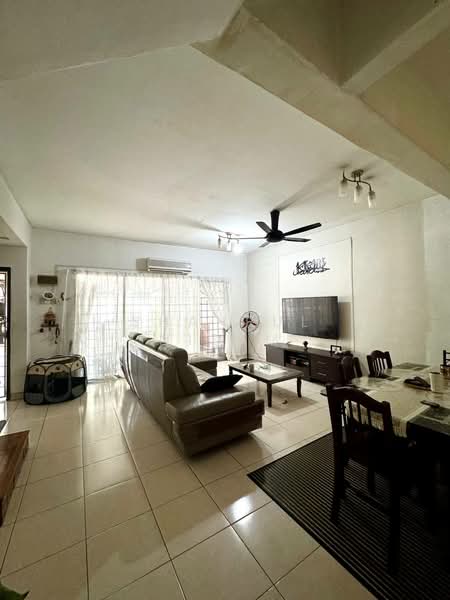 2-storey Terraced House for Sale in Taman Puncak Kinrara (Bandar Kinrara) - Shahrul Nizam - Living Room - PropertyGuru.com.my