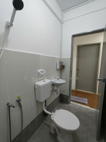 Flat for Sale at PANGSAPURI PULAI MUTIARA 3 - Cathy Tan - Bathroom - PropertyGuru.com.my