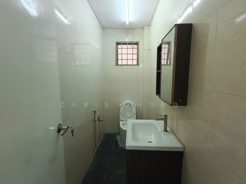Kilang untuk Disewa di Taman Taming Jaya (Balakong) - Chris Chong - Bathroom - PropertyGuru.com.my