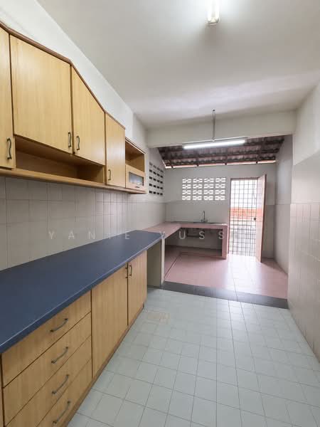 2-storey Terraced House for Sale in Bandar Kinrara Seksyen 1 (Bandar Kinrara) - Yanie Yussuf - Kitchen - PropertyGuru.com.my