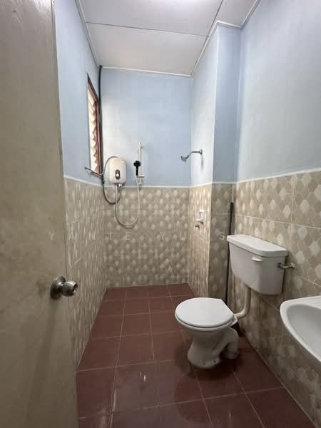 2-storey Terraced House for Sale in Bandar Kinrara Seksyen 1 (Bandar Kinrara) - Yanie Yussuf - Bathroom - PropertyGuru.com.my