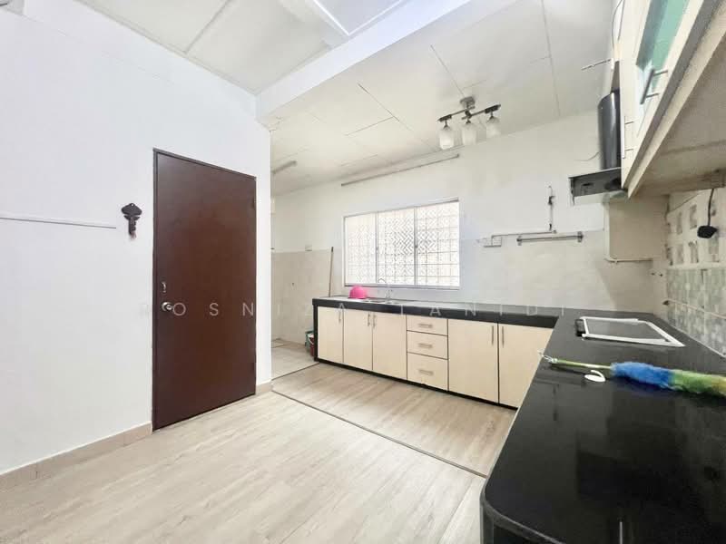 2-storey Terraced House for Sale in Bandar Seri Putra (Bangi) - Rosniza Tanidi - Kitchen - PropertyGuru.com.my