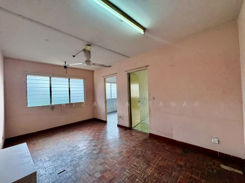 Rumah Flat untuk Dijual di Flat PKNS Seksyen 8 - Sariza Hartanah - Living Room - PropertyGuru.com.my