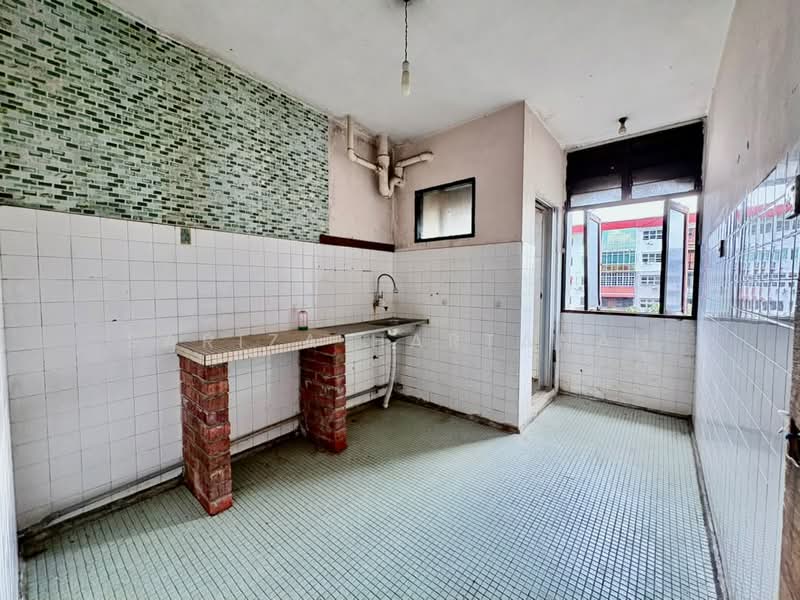 Rumah Flat untuk Dijual di Flat PKNS Seksyen 8 - Sariza Hartanah - Kitchen - PropertyGuru.com.my