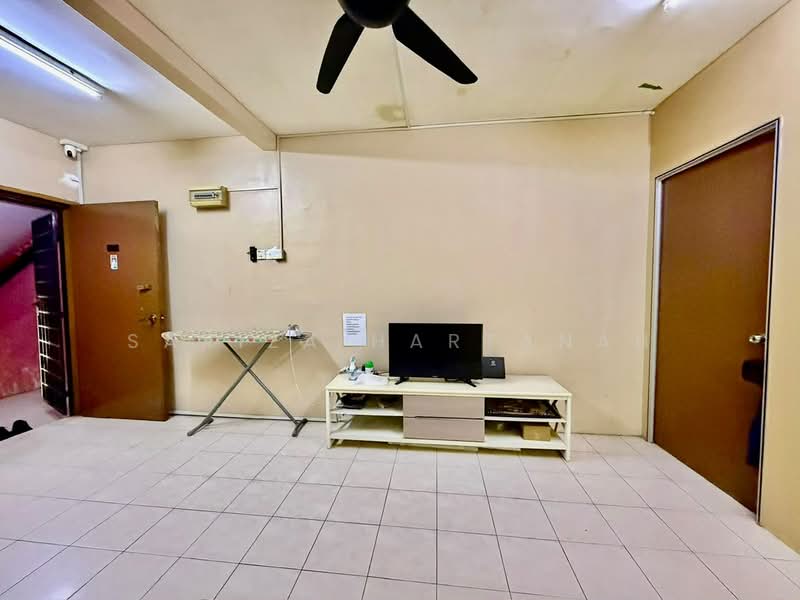 Pangsapuri untuk Dijual di Pusat Komersial Seksyen 7 - Sariza Hartanah - Living Room - PropertyGuru.com.my
