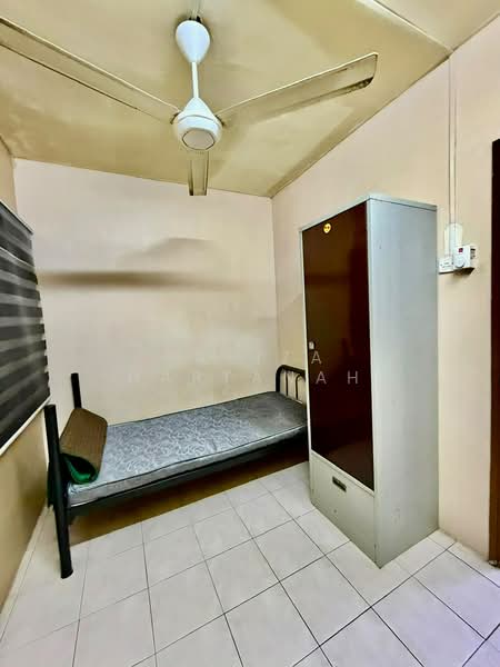 Pangsapuri untuk Dijual di Pusat Komersial Seksyen 7 - Sariza Hartanah - Bedroom - PropertyGuru.com.my