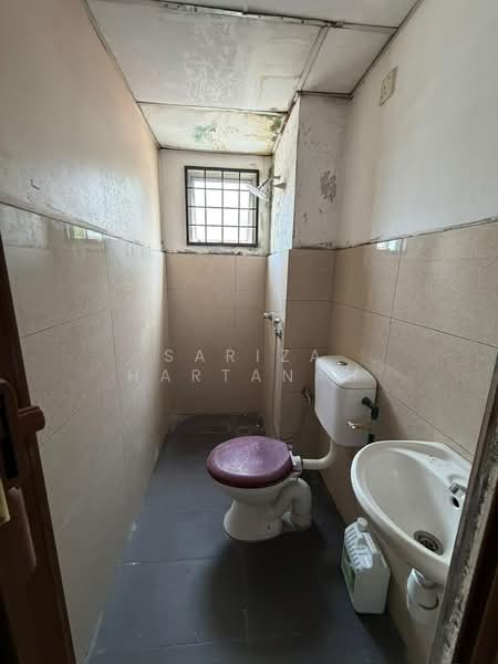 Pangsapuri untuk Dijual di Pusat Komersial Seksyen 7 - Sariza Hartanah - Bathroom - PropertyGuru.com.my