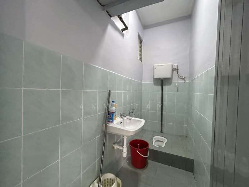 Rumah Flat untuk Disewa di Rumah Pangsa Orkid - Anne Tay - Bathroom - PropertyGuru.com.my