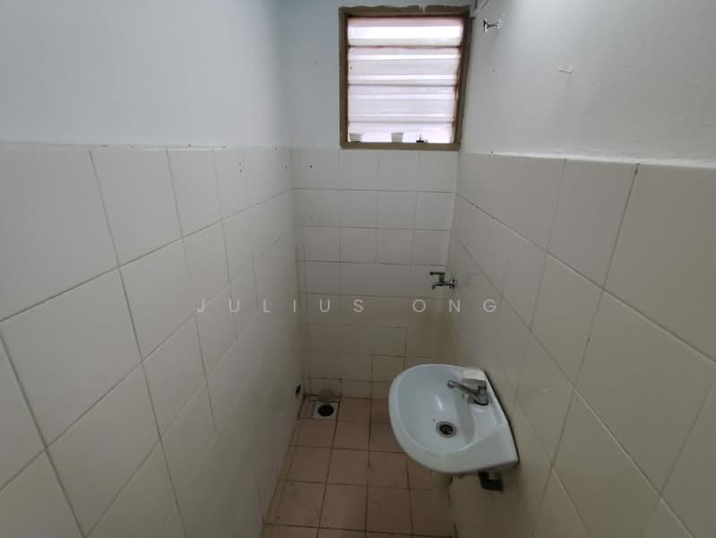 Apartment for Sale at Pangsapuri Lili - Julius Ong - Bathroom - PropertyGuru.com.my