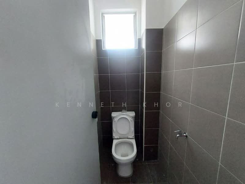 Factory for Rent in Taman Desa Cemerlang (Ulu Tiram) - Kenneth Khor - Bathroom - PropertyGuru.com.my