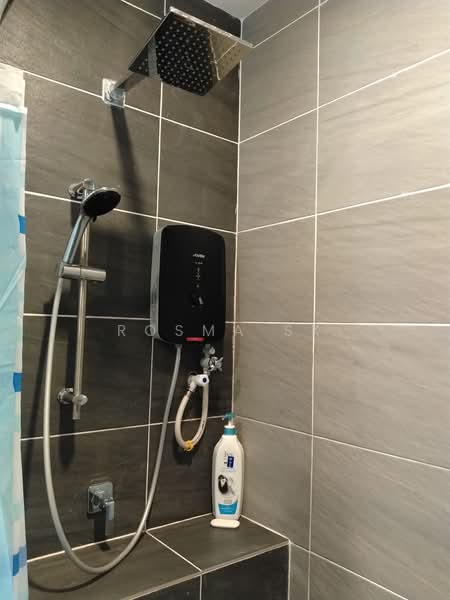 Kondominium untuk Disewa di SkyMillion Residence - Rosma SK - Master bathroom - PropertyGuru.com.my