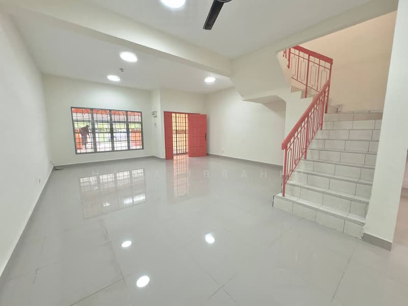 2-storey Terraced House for Sale in Taman Pelangi Semenyih (Semenyih) - Hawa Ibrahim - Living Room - PropertyGuru.com.my