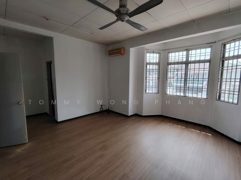 2-storey Terraced House for Rent in Bandar Putra Permai (Seri Kembangan) - Tommy Wong Phang - Living Room - PropertyGuru.com.my