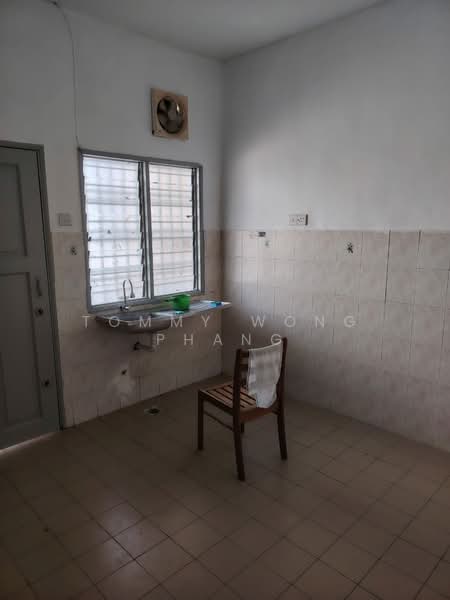 2-storey Terraced House for Rent in Bandar Putra Permai (Seri Kembangan) - Tommy Wong Phang - Kitchen - PropertyGuru.com.my