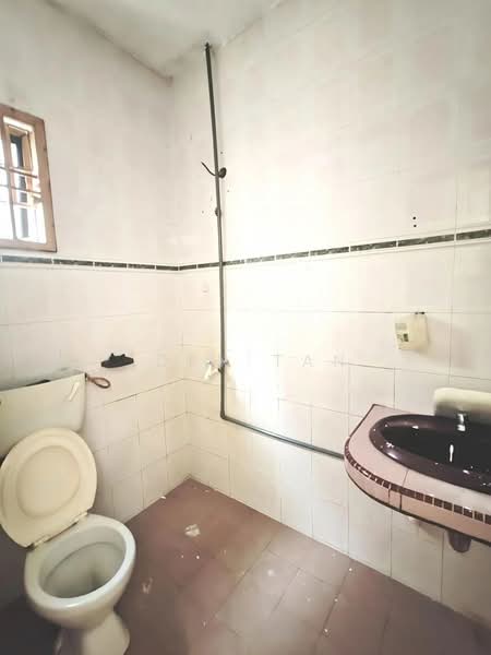 1-storey Terraced House for Sale in Taman Johor Jaya (Johor Bahru) - Iden Tan - Bathroom - PropertyGuru.com.my