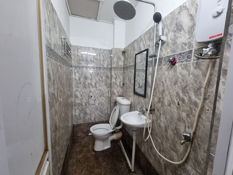 Rumah Teres 2 Tingkat untuk Disewa di Taman Sri Sinar (Segambut) - Zulhaikal Asmadee - Bathroom - PropertyGuru.com.my