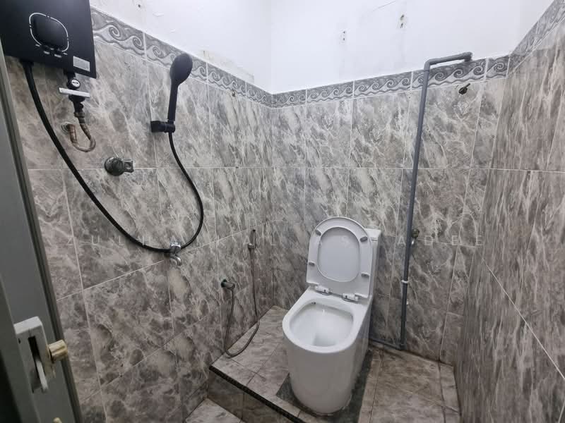 Rumah Teres 2 Tingkat untuk Disewa di Taman Sri Sinar (Segambut) - Zulhaikal Asmadee - Bathroom - PropertyGuru.com.my