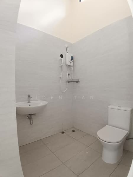 Rumah Teres 2 Tingkat untuk Dijual di Taman Damansara Aliff (Tampoi) - Iden Tan - Bathroom - PropertyGuru.com.my