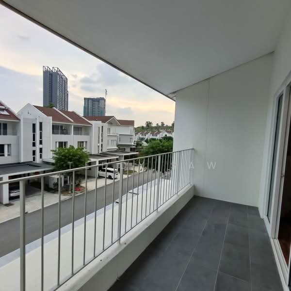 Rumah Teres untuk Dijual di Tamansari (Rawang) - Teddy Saw - Balcony - PropertyGuru.com.my