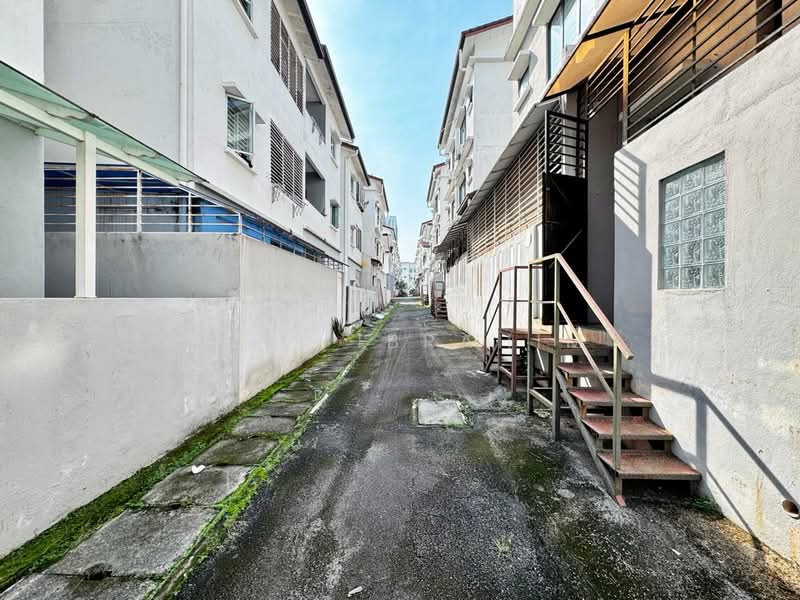Rumah Berkembar untuk Dijual di Taman Tropika 2 (Kajang) - Azli Ibrahim - Exterior - PropertyGuru.com.my