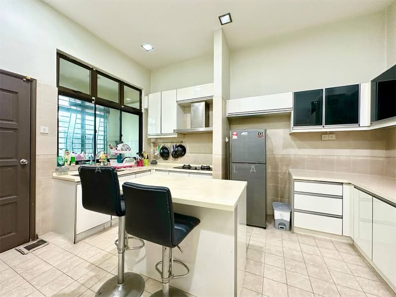 3-storey Terraced House for Sale in Seksyen 7 (Shah Alam) - Yazila Sulaimi - Kitchen - PropertyGuru.com.my