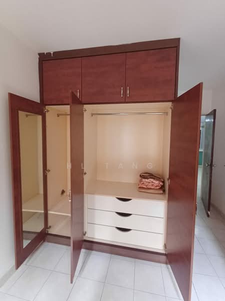 Pangsapuri untuk Dijual di Flora Damansara Apartment - HL Tang - Room 1 - PropertyGuru.com.my