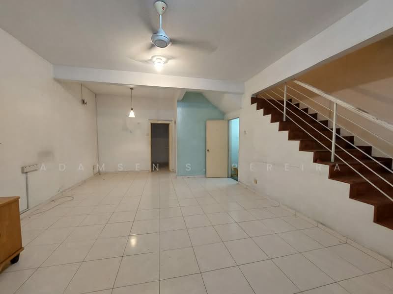 Rumah Teres untuk Dijual di Taman Oakland (Bukit Kepayang) - Adamsen S. Pereira - Living Room - PropertyGuru.com.my