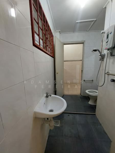 Rumah Teres untuk Dijual di Taman Oakland (Bukit Kepayang) - Adamsen S. Pereira - Bathroom - PropertyGuru.com.my
