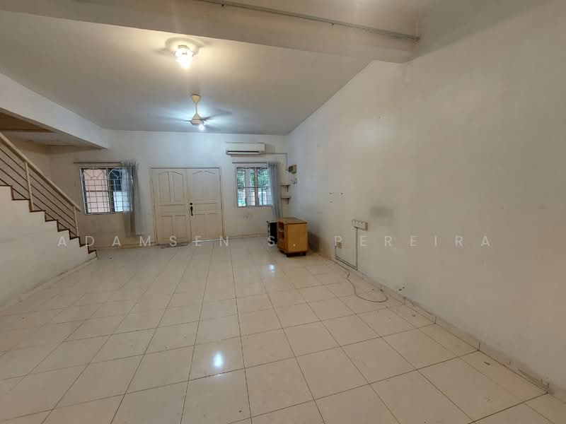 Rumah Teres untuk Dijual di Taman Oakland (Bukit Kepayang) - Adamsen S. Pereira - Living Room - PropertyGuru.com.my