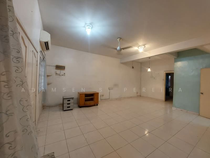Rumah Teres untuk Dijual di Taman Oakland (Bukit Kepayang) - Adamsen S. Pereira - Living Room - PropertyGuru.com.my