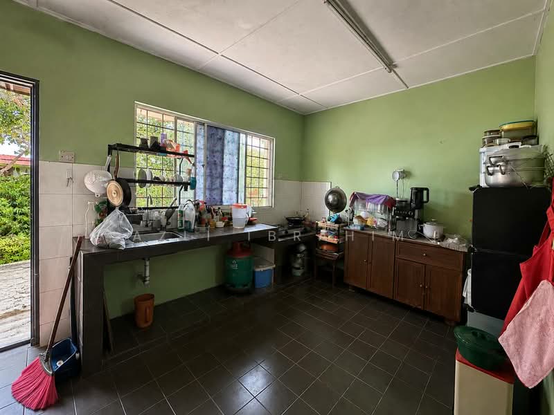 1-storey Terraced House for Sale in Taman Mesra (Kajang) - Azli Ibrahim - Kitchen - PropertyGuru.com.my