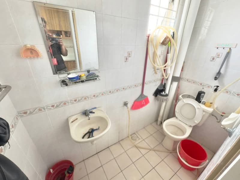 Pangsapuri untuk Dijual di Sanjung Apartment - Hawa Ibrahim - Bathroom - PropertyGuru.com.my