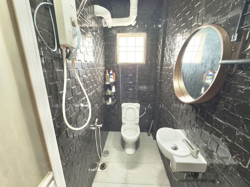 Pangsapuri untuk Dijual di Sanjung Apartment - Hawa Ibrahim - Bathroom - PropertyGuru.com.my
