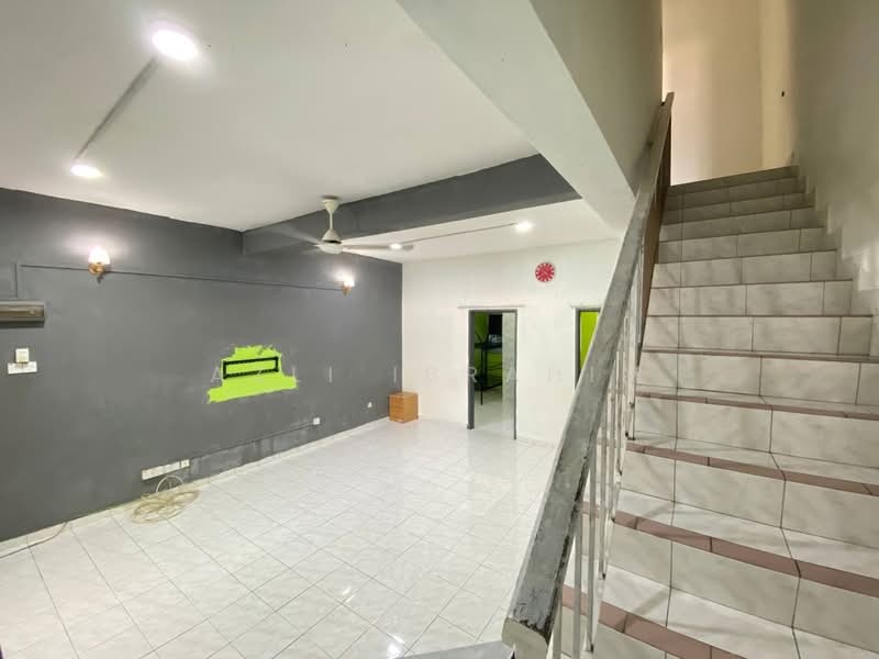 Rumah Teres 2 Tingkat untuk Dijual di Taman Seri Mewah (Kajang) - Azli Ibrahim - Living Room - PropertyGuru.com.my