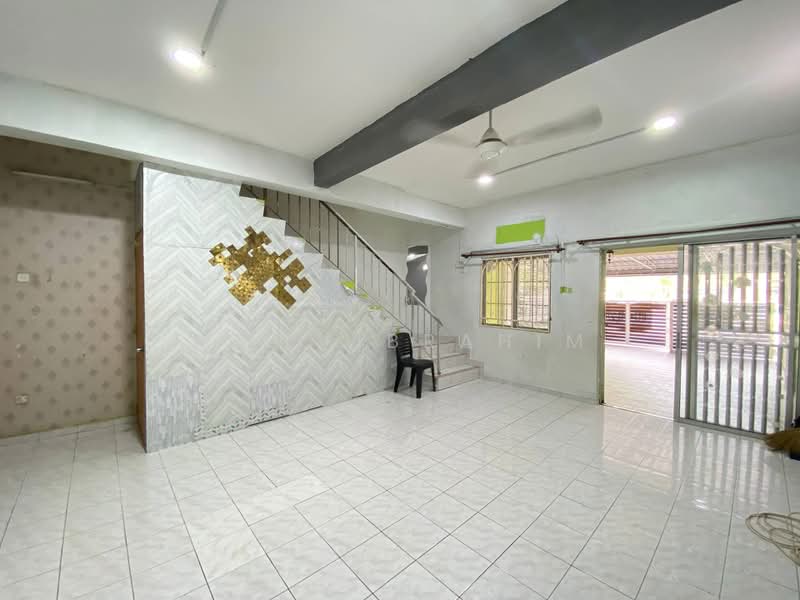 Rumah Teres 2 Tingkat untuk Dijual di Taman Seri Mewah (Kajang) - Azli Ibrahim - Living Room - PropertyGuru.com.my