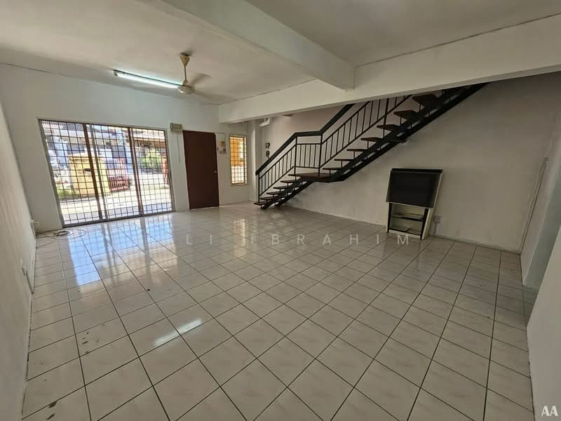 2-storey Terraced House for Sale in Taman Puncak Jalil (Seri Kembangan) - Azli Ibrahim - Living Room - PropertyGuru.com.my