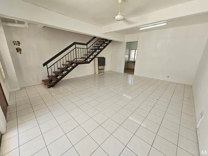 2-storey Terraced House for Sale in Taman Puncak Jalil (Seri Kembangan) - Azli Ibrahim - Living Room - PropertyGuru.com.my