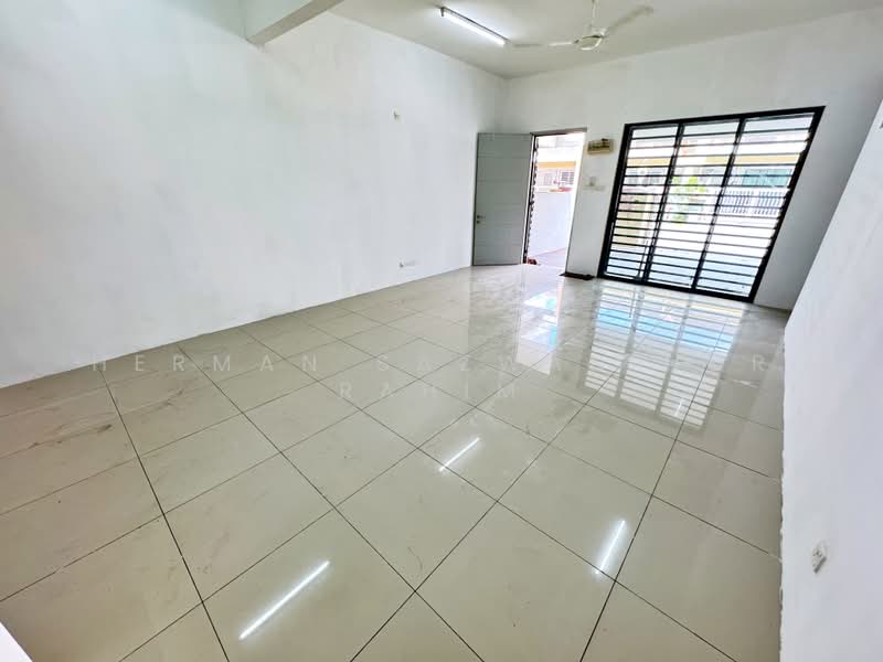 Rumah Teres untuk Dijual di Nilai (Negeri Sembilan) - Herman Sazwan Nor Rahim - Living Room - PropertyGuru.com.my