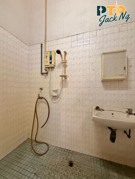 Rumah Teres 1 Tingkat untuk Dijual di Taman Inderawasih (Perai) - Jack Ng - Bathroom - PropertyGuru.com.my