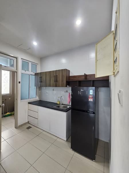 Servis Apartment untuk Disewa di THE SENAI GARDEN (PANGSAPURI IMPIAN SENAI) - Stephanie Yap - Kitchen - PropertyGuru.com.my