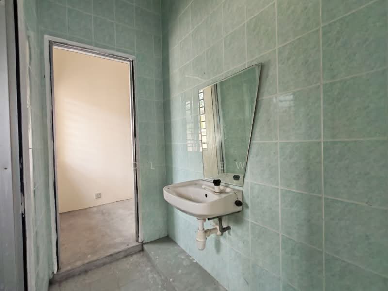Semi-Detached House for Sale in Taman Mesra (Klang) - CL Chew - Bathroom - PropertyGuru.com.my