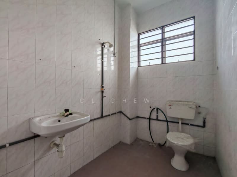 Semi-Detached House for Sale in Taman Mesra (Klang) - CL Chew - Bathroom - PropertyGuru.com.my