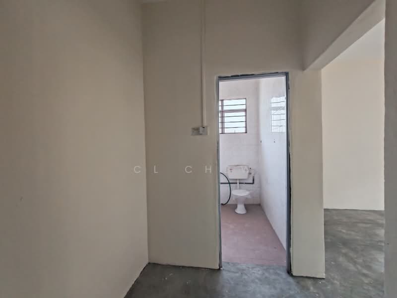 Semi-Detached House for Sale in Taman Mesra (Klang) - CL Chew - Bathroom - PropertyGuru.com.my