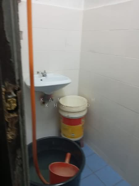 Rumah Flat untuk Dijual di Rumah Pangsa Kayu Ara - Kamisah Khalid - Bathroom - PropertyGuru.com.my