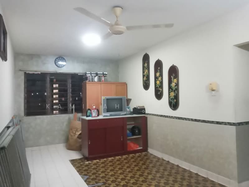 Rumah Flat untuk Dijual di Rumah Pangsa Kayu Ara - Kamisah Khalid - Living Room - PropertyGuru.com.my