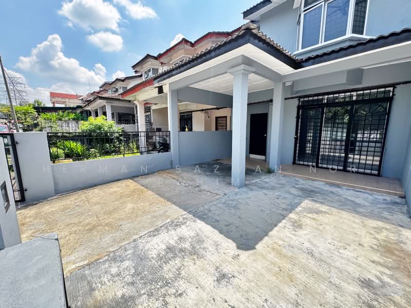 Rumah Teres 2 Tingkat untuk Dijual di Taman Dahlia (Sepang) - Herman Sazwan Nor Rahim - Porch - PropertyGuru.com.my